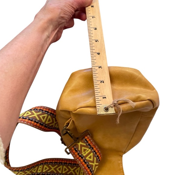 Crossbody Slingbag/Back-pack is made of soft vegan PU leather - Picture 14 of 14